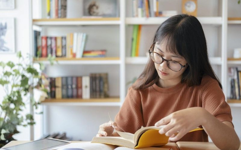 Đọc sách học tiếng Anh cho người đi làm