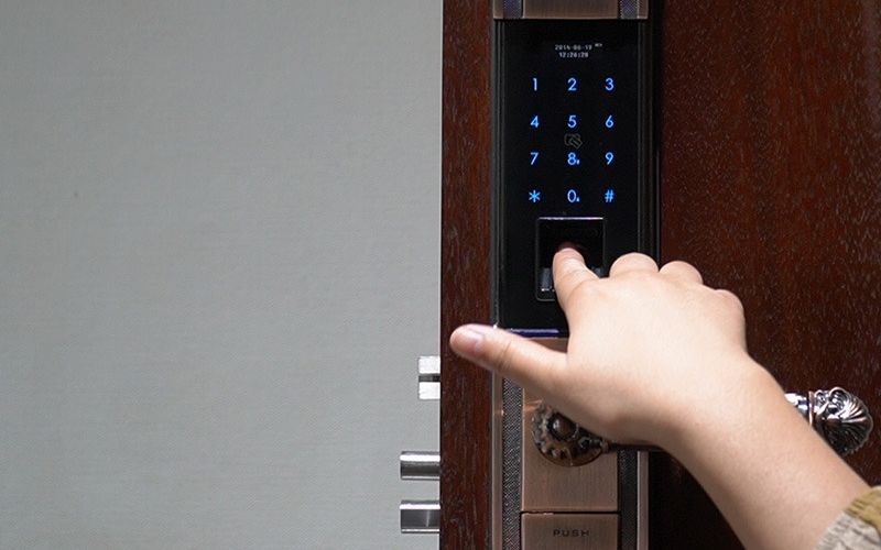 bảo trì các linh kiện bên trong khóa điện tử