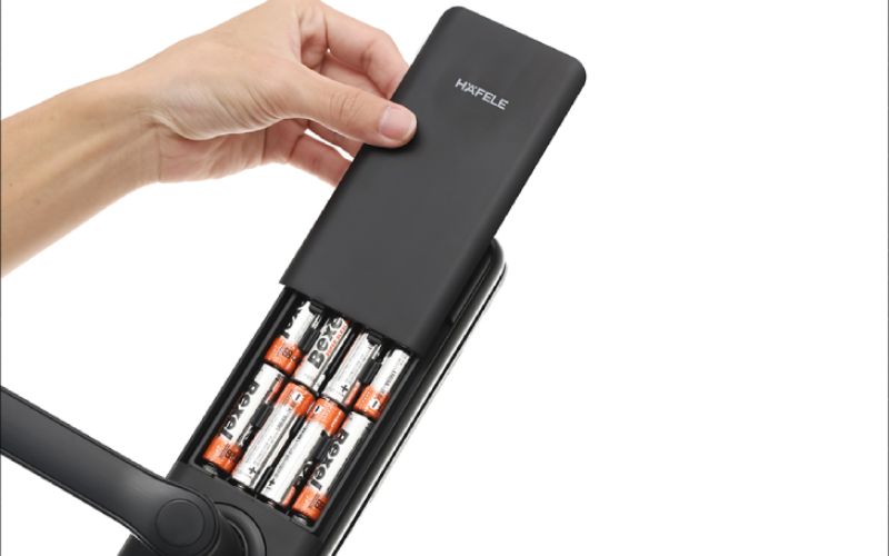 kiểm tra pin và nguồn điện khóa cửa điện tử