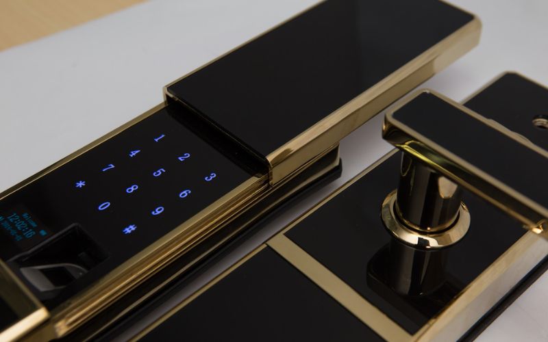 vệ sinh bề mặt khóa cửa điện tử