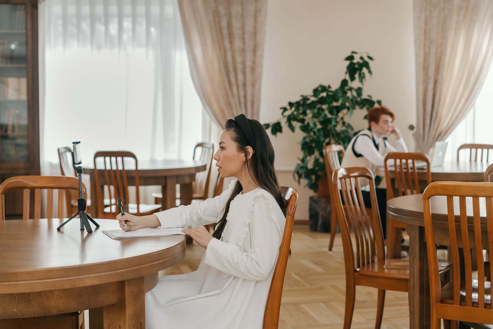 Bỏ công quay trọn bộ video ôn IELTS Writing, vài tuần sau thấy trôi nổi khắp group Facebook